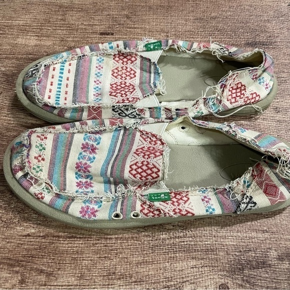 Sanuk Printed Slip On Shoes Size 9 - Picture 2 of 3